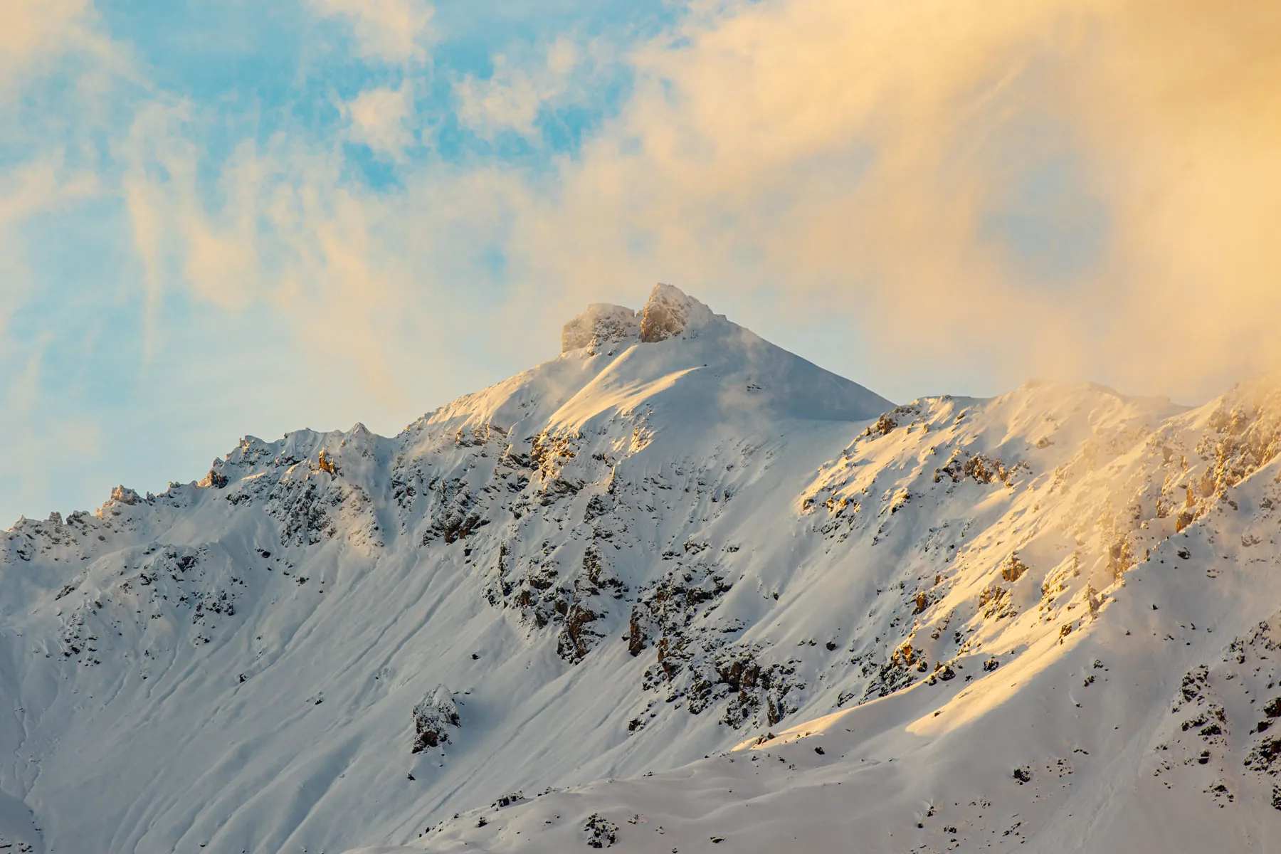 Livignos tinder oplyst af solen ved daggry