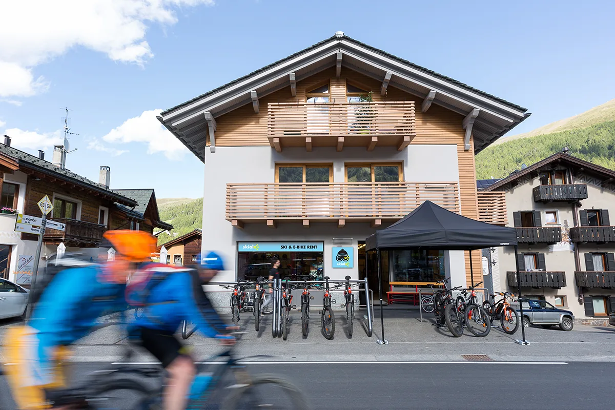 En cyklist kører forbi Skialo-butikken San Rocco