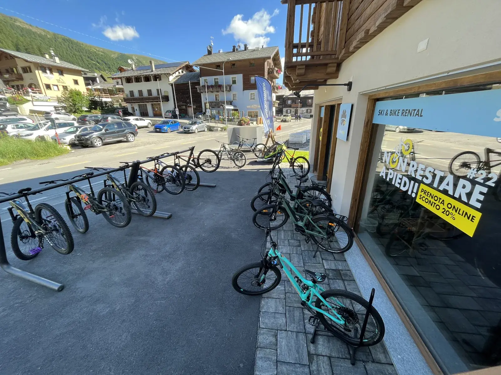 Cykler i stativet foran butikken Carosello 3000