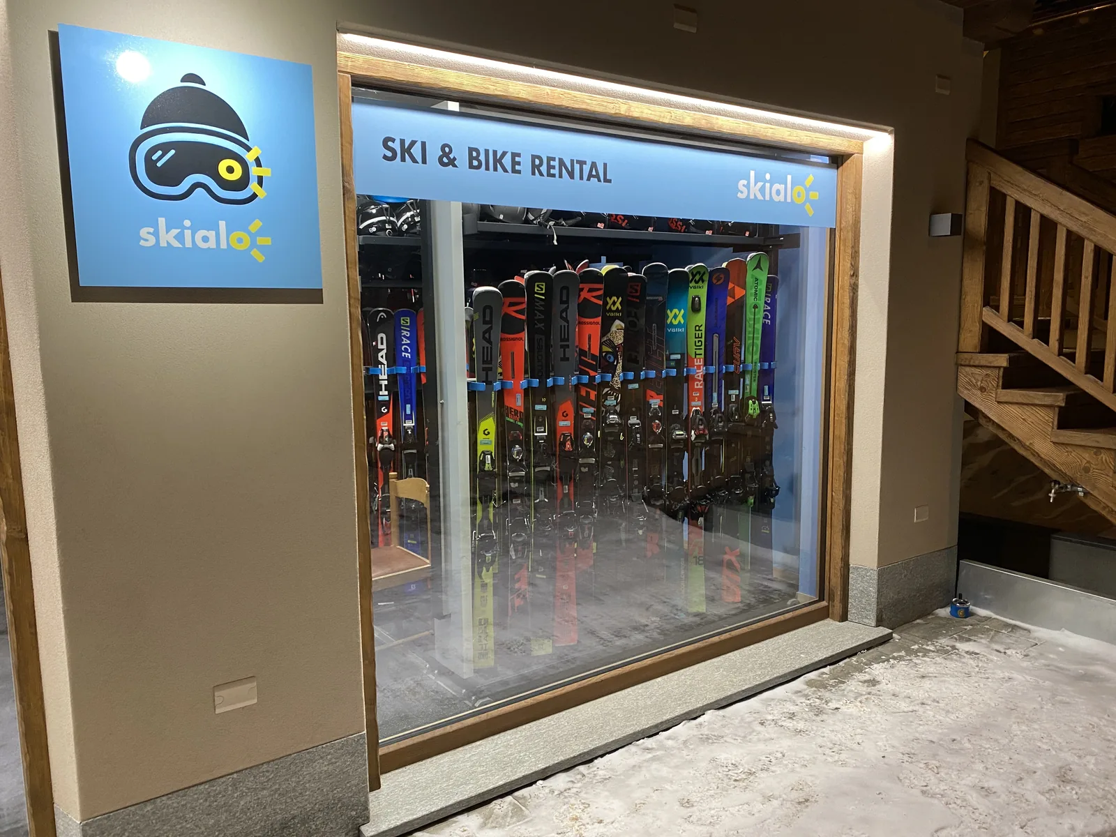 Vinduet i butikken Carosello med udlejningsski