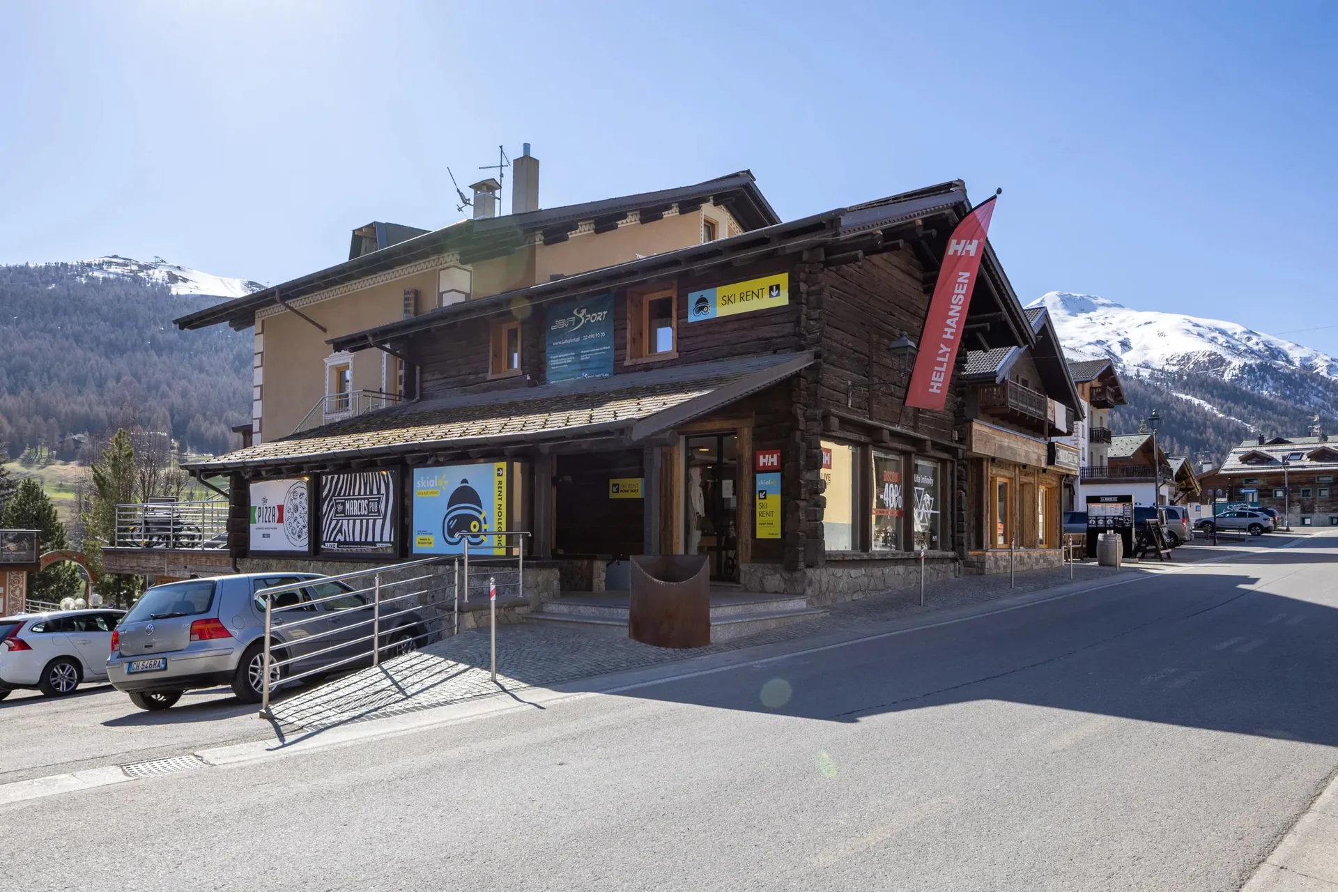 Skialo-butikken Doss i Livigno, med de snedækkede bjerge bagved